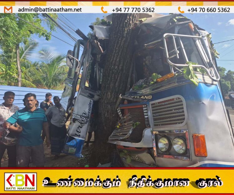 கதிர்காமம் சென்று திரும்பிய பேருந்து வீதியை விட்டு விலகி மரத்தில் மோதி விபத்து; மூவர் படு காயம்