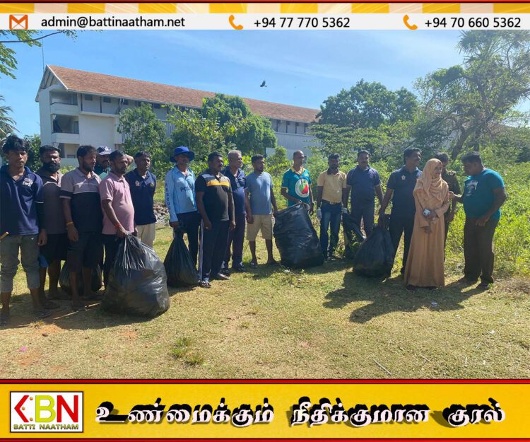 பாசிக்குடா கடற்கரையில் கல்குடா பொலிஸார் மற்றும் அரச அதிகாரிகளால் சிரமதானம்