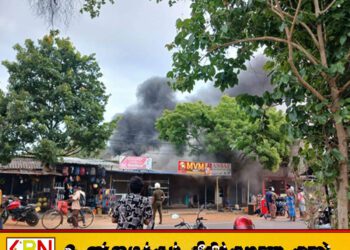 முல்லைத்தீவு மாவட்ட வைத்தியசாலைக்கு முன்னாலுள்ள கடைத்தொகுதியில் இன்று காலை தீ பரவல்