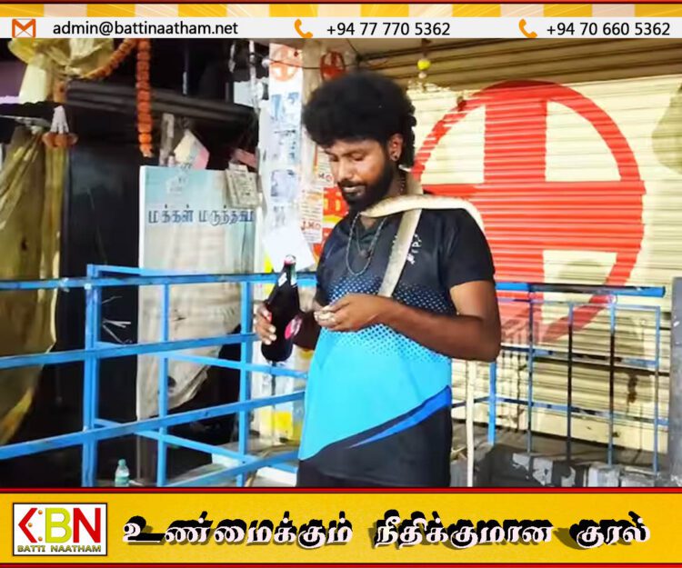 பாம்பை கழுத்தில் சுற்றிக்கொண்டு மதுபான கடைக்கு வந்த இளைஞன்; பாம்பிற்கு பீர் பருக்கியதால் பரபரப்பு