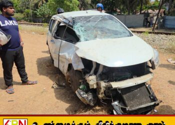 மட்டு கூழாவடி புகையிரத கடவையில் காரை மோதிய ரயில்-VIDEO