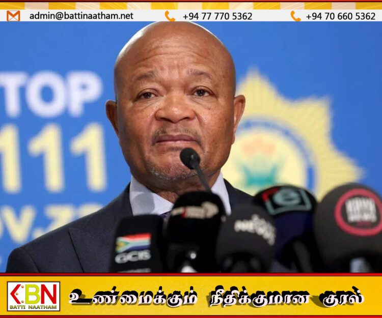 தென்னாபிரிக்காவில் பொலிஸ் அமைச்சருக்கு கட்டாய விடுமுறை