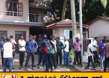 மட்டு ஆர்.டீ.ஏ அலுவலகத்தினை முற்றுகையிட்டு தற்காலிக ஊழியர்கள் போராட்டம்