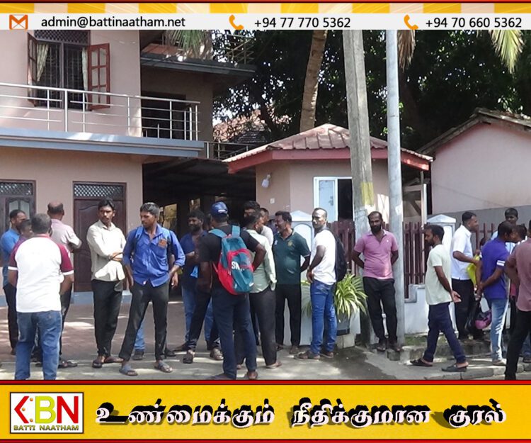 மட்டு ஆர்.டீ.ஏ அலுவலகத்தினை முற்றுகையிட்டு தற்காலிக ஊழியர்கள் போராட்டம்