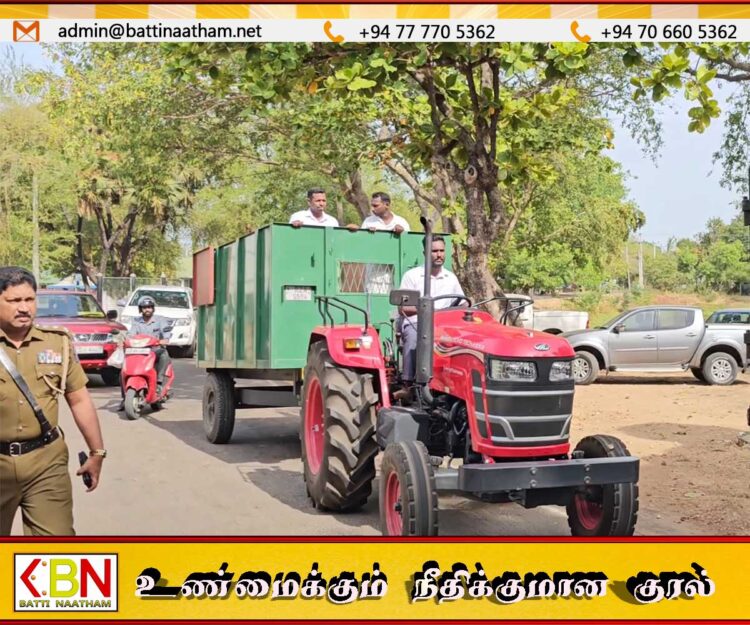 வாகனத்தை கோரி  செங்கலடி மற்றும் வாழைச்சேனை பிரதேச சபை தவிசாளர்கள் நடத்திய கவனயீர்ப்பு போராட்டம்; உழவு இயந்திரத்தில் மட்டு கச்சேரிக்கு பயணம்