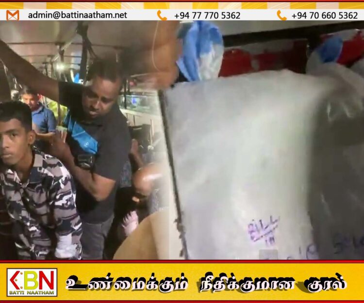 பின் கதவினை அடைத்தவாறு பொருட்களை ஏற்றி செல்லும் பேருந்து தொடர்பில் பயணிகள் விசனம்