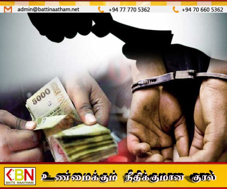 அதிகாரிக்கு இலஞ்சம் வழங்க வேண்டும் என கூறி பதிவு சான்றிதழை மாற்ற 30 ஆயிரம் கேட்ட இடைத்தரகர் கைது