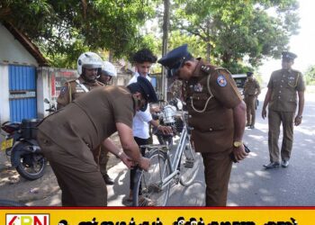 மட்டக்களப்பில் வீதி விபத்தை தடுக்க சைக்கிள்களுக்கு இரவு வேளைகளில் ஒளிரும் ஸ்டிக்கர் ஒட்டும் நடவடிக்கை ஆரம்பித்து வைப்பு
