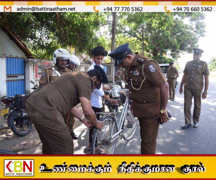 மட்டக்களப்பில் வீதி விபத்தை தடுக்க சைக்கிள்களுக்கு இரவு வேளைகளில் ஒளிரும் ஸ்டிக்கர் ஒட்டும் நடவடிக்கை ஆரம்பித்து வைப்பு