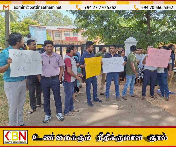 திருகோணமலையில் இடமாற்றத்தை நடைமுறைப்படுத்துமாறு கோரி ஆர்ப்பாட்டம்