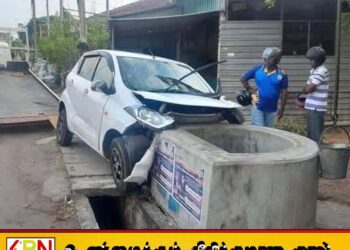 கொழுப்பிலிருந்து குடும்பமொன்று பயணித்த கார் கல்லடியில் விபத்து