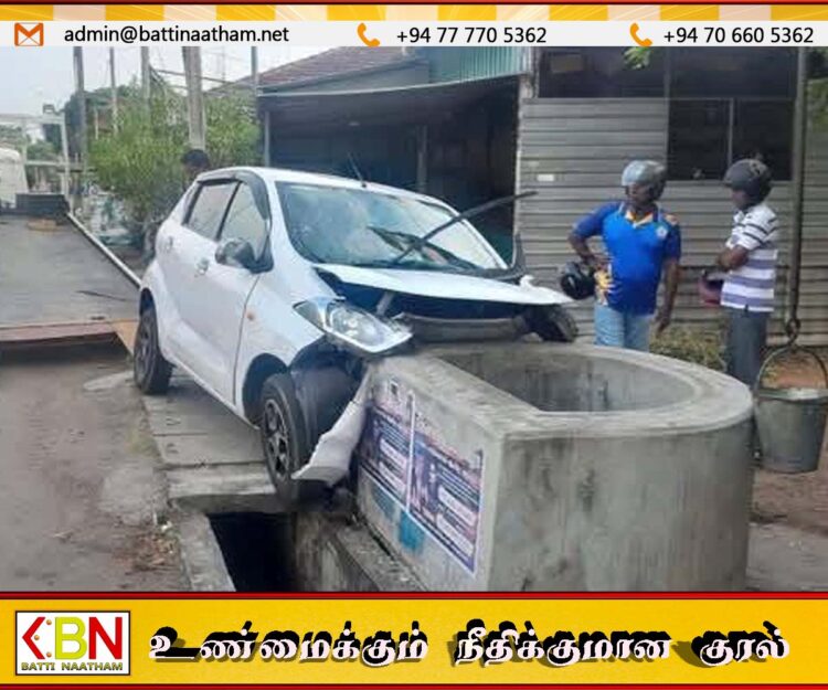 கொழுப்பிலிருந்து குடும்பமொன்று பயணித்த கார் கல்லடியில் விபத்து