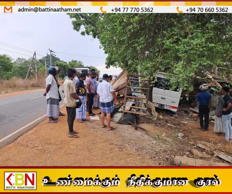 கொழும்பிலிருந்து மட்டக்களப்பு நோக்கி பயணித்த சிறிய ரக வேன் விபத்து