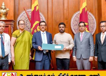 புதிய 2000 ரூபாய் நினைவுத்தாள் ஜனாதிபதியிடம் கையளிப்பு
