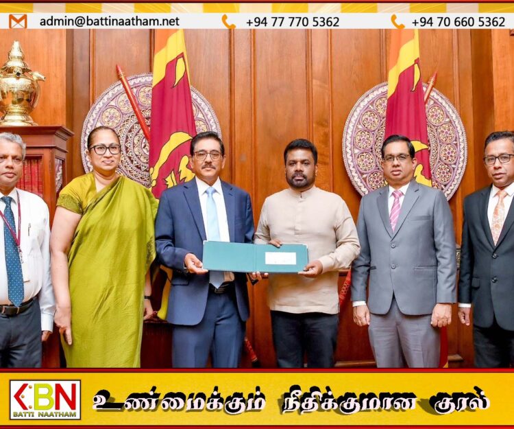 புதிய 2000 ரூபாய் நினைவுத்தாள் ஜனாதிபதியிடம் கையளிப்பு