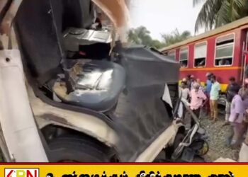 வவுனியாவில் ரயில் கடவையில் சிறிய ரக லொறி ஒன்று மோதி விபத்து; சிறுமி உட்பட மூன்று பேர் காயம்