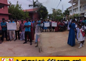 கிளிநொச்சி பிரதான வீதியை புனரமைத்து தருமாறு மக்கள் போராட்டம்