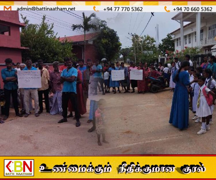 கிளிநொச்சி பிரதான வீதியை புனரமைத்து தருமாறு மக்கள் போராட்டம்