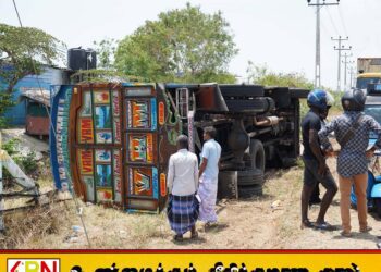 மட்டு நாவலடி பகுதியில் கனரக வாகனம் விபத்து