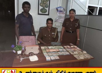 மட்டக்களப்பு மண்டூர் முருகன் ஆலயத்தில் பெண் ஒருவரின் பணப்பையை திருடிய பெண் கைது