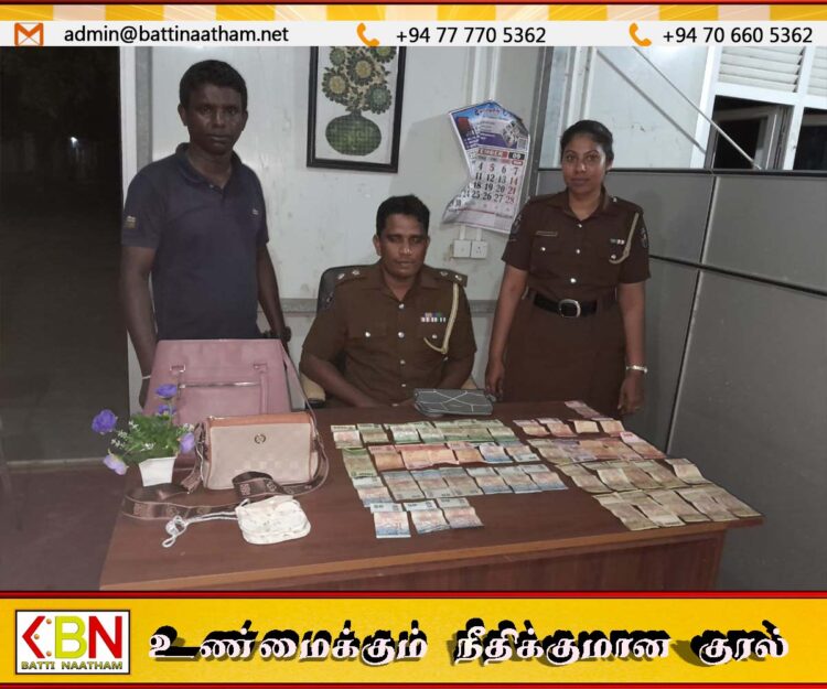 மட்டக்களப்பு மண்டூர் முருகன் ஆலயத்தில் பெண் ஒருவரின் பணப்பையை திருடிய பெண் கைது