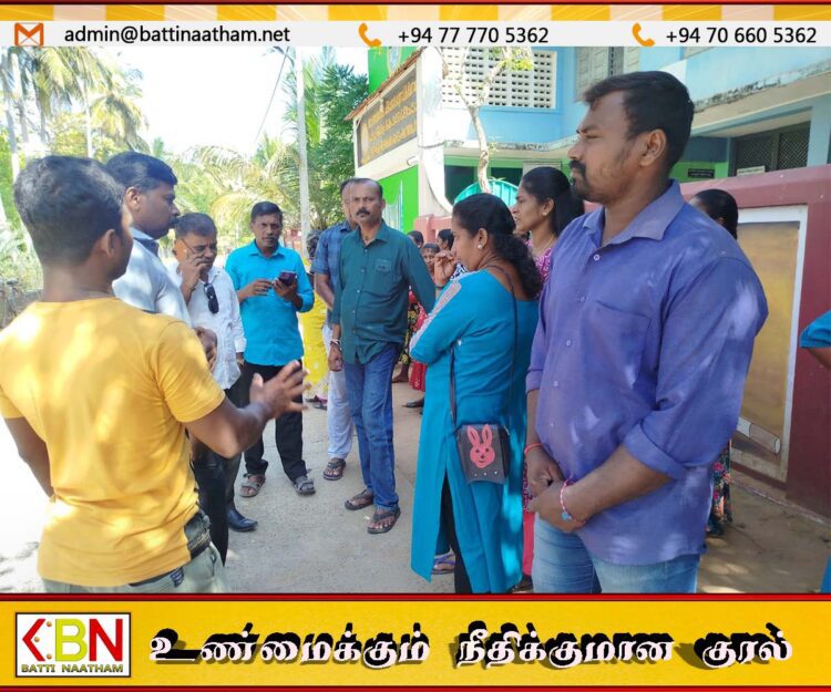 மட்டு பாலமீன்மடு விக்னேஸ்வரா வித்தியாலயத்தின் முன்னால் ஆர்ப்பாட்டம்