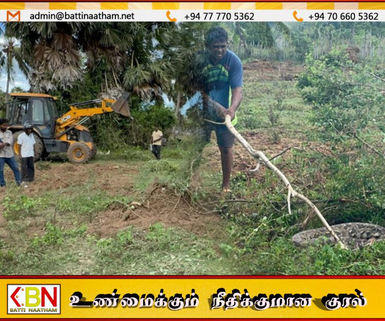 முல்லைத்தீவு புதுக்குடியிருப்பு பிரதேச செயலக பகுதியில் தோட்டக்காணியில் மீட்கப்பட்ட மலைப்பாம்பு