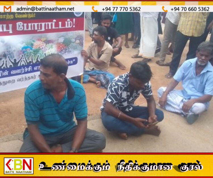 யாழ் பருத்தித்துறை மரக்கறி சந்தையை முன்னர் இயங்கிய இடத்திற்கு மாற்றக்கோரி கவனயீர்ப்பு போராட்டம்