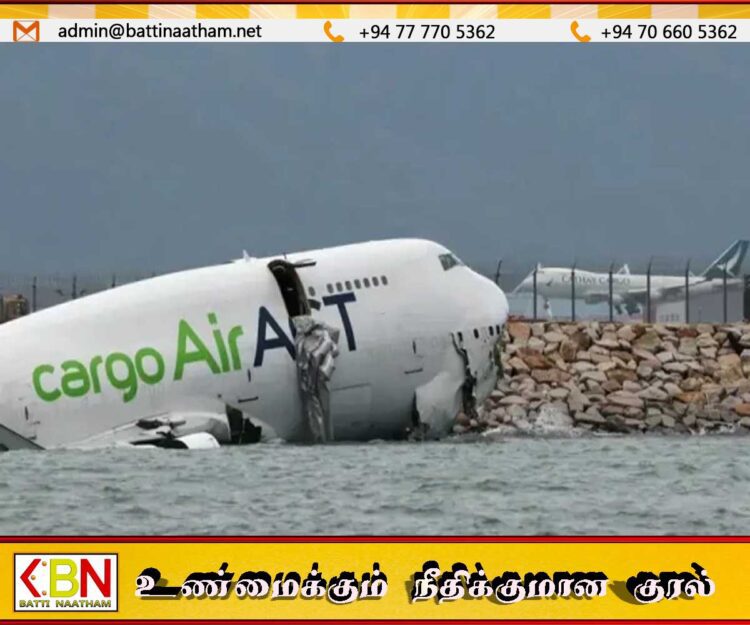 ஓடுபாதையில் இருந்து விலகி கடலில் விழுந்த விமானம்