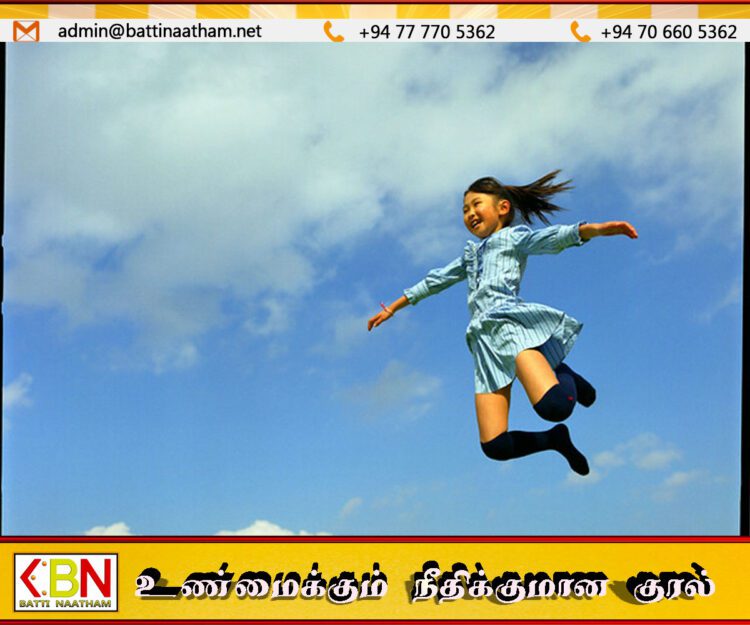 சக மாணவிகளின் ஒதுக்கலால் விரக்தியடைந்த மாணவி இரண்டாம் மாடியில் இருந்து குதித்து படுகாயம்