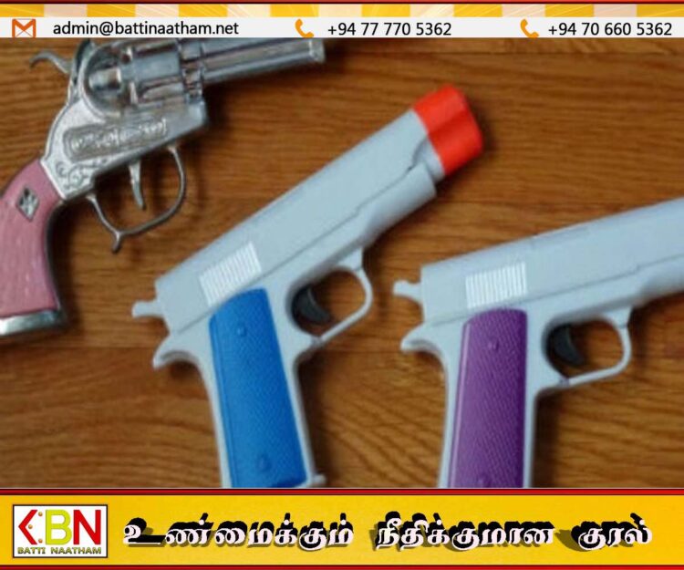 விளையாட்டு துப்பாக்கியுடன் நீதிமன்றத்திற்குள் செல்ல முற்பட்ட பெண் கைது