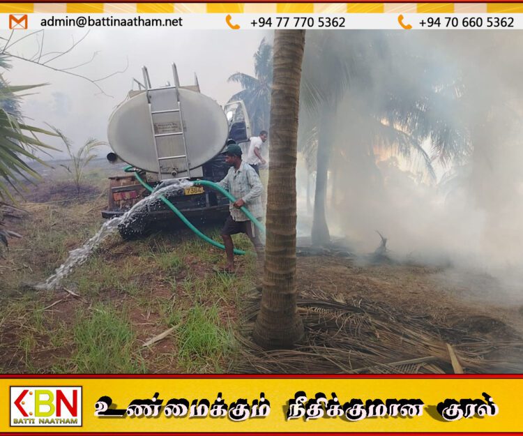 பாசிக்குடா அருகே திடீரென தீப்பற்றிய தனியார் தென்னந்தோப்பு; தீ அணைக்கும் நடவடிக்கையில் இராணுவம்