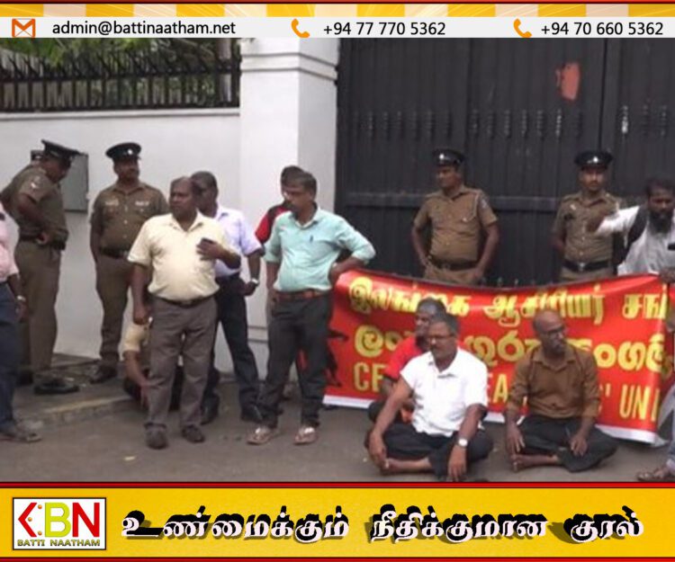 பரபரப்பை ஏற்படுத்திய ஆசிரியர்களால் அலுவலகத்திலிருந்து பின்பக்கத்தால் வெளியேறிய வடக்கு ஆளுநர்