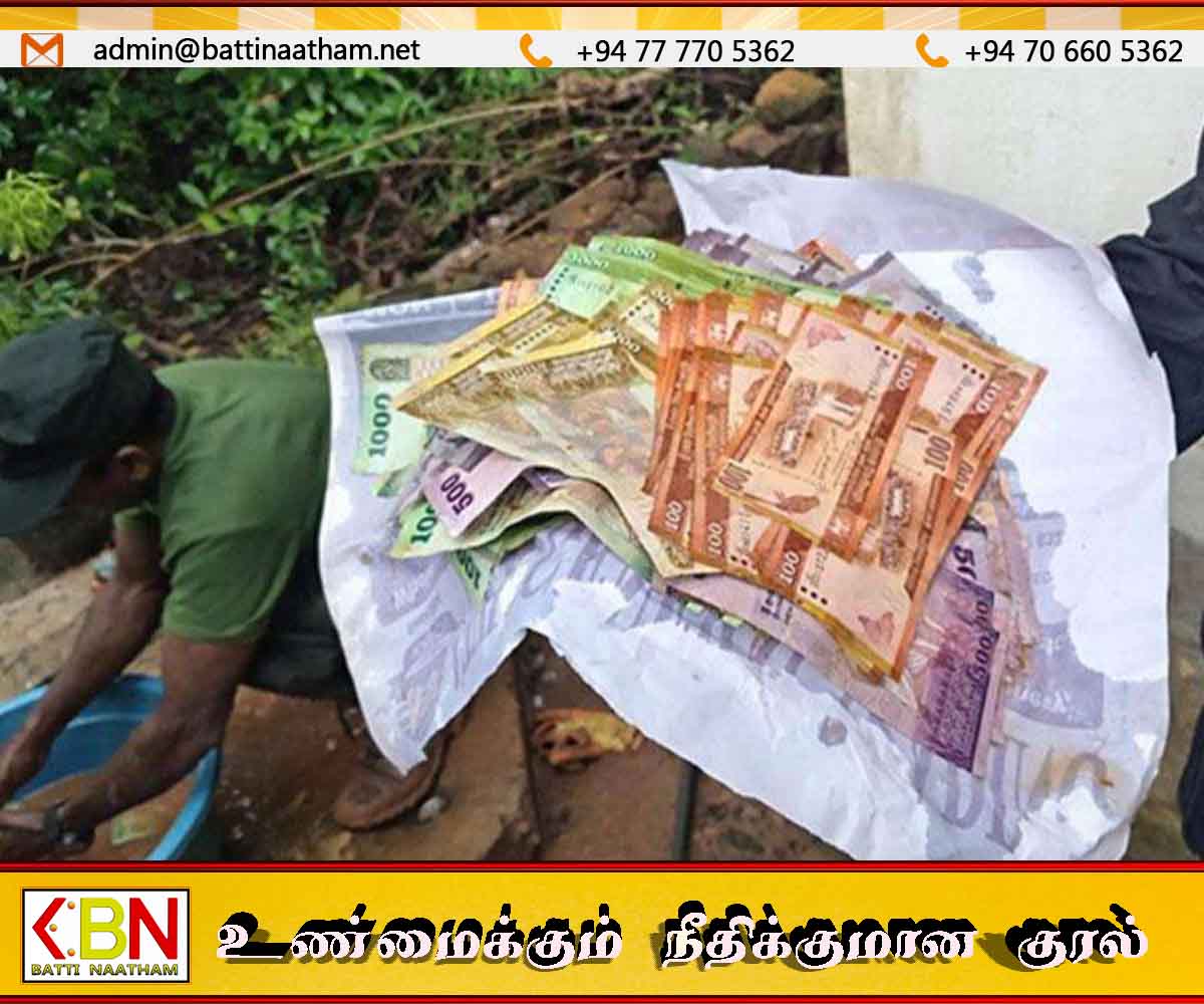 மீட்பு பணியில் கிடைத்த பல இலட்சம் பெறுமதியான நகை, பணத்தை ஒப்படைத்த இராணுவ வீரர்கள்
