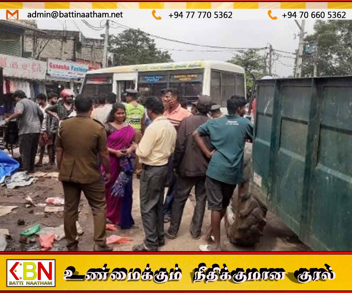 வவுனியாவில் வீதியோர வியாபாரங்களை அகற்றும் நடவடிக்கை வவுனியா மாநகரசபையால் முன்னெடுக்கப்பட்டது