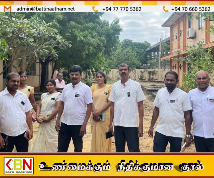 இளங்குமரனால் தாக்கப்பட்ட கிராம உத்தியோகத்தர்; கருப்புப்பட்டி அணிந்து எதிர்ப்பு