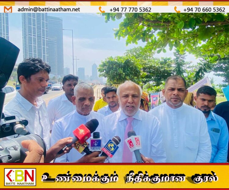 உண்ணாவிரதப் போராட்டம் செய்யும் அபிவிருத்தி உத்தியோகத்தர்களை நேரில் சந்தித்த ரவூப் ஹக்கீம்