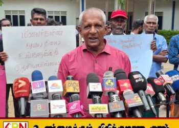 உழவு இயந்திரங்களை பயன்படுத்தி கரைவலை இழுப்பதற்கான தடையை நீக்ககோரி மட்டக்களப்பில் போராட்டம்