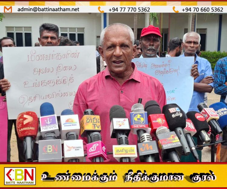 உழவு இயந்திரங்களை பயன்படுத்தி கரைவலை இழுப்பதற்கான தடையை நீக்ககோரி மட்டக்களப்பில் போராட்டம்
