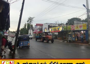 செங்கலடியில் விழும் நிலையில் மின்கம்பம்; பொதுமக்கள் மற்றும் வாகன சாரதிகள் பெரும் அச்சம்