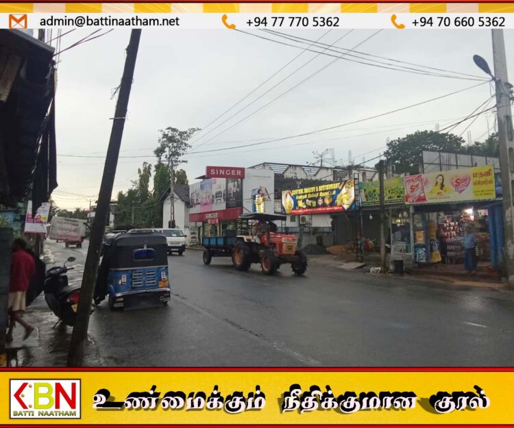 செங்கலடியில் விழும் நிலையில் மின்கம்பம்; பொதுமக்கள் மற்றும் வாகன சாரதிகள் பெரும் அச்சம்