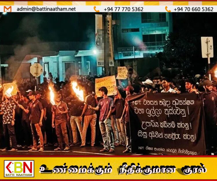 பேராதனை பல்கலை மாணவர்கள் கலஹா சந்திப்பகுதியில் தீப்பந்த போராட்டம்!