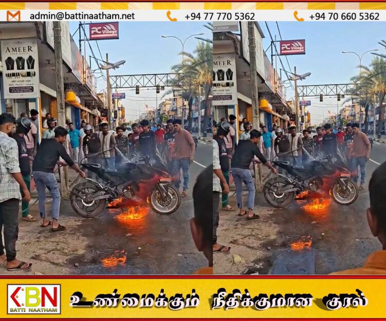 காத்தான்குடி பிரதான வீதியில் இன்று மாலை தீப்பிடித்து எரிந்த மோட்டார் சைக்கிள்