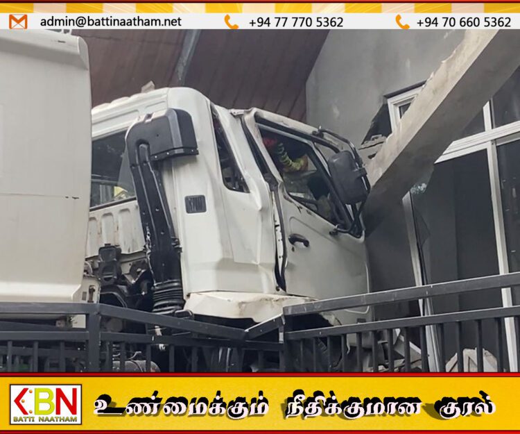 நுவரெலியாவில் மாநகர சபை லொறி விபத்து; வீதி ஓரத்திலிருந்த வீட்டின் மீது மோதி விபரீதம்!