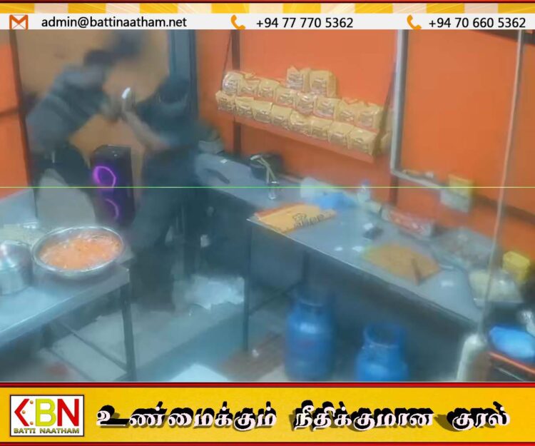 மட்டு அரசடியில் உள்ள உணவகம் ஒன்றில் கொத்து தயாரிப்பவர் மீது தாக்குதல்-VIDEO