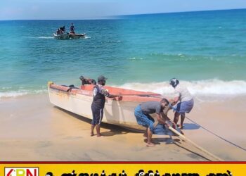 காத்தான்குடி கடலில் ஆட்கள் இல்லாமல் மிதந்து வந்த வெளிநாட்டு படகு மீட்பு