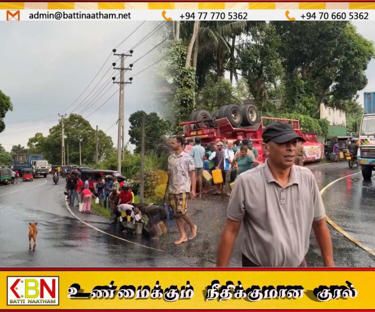 33 ஆயிரம் லீற்றர் எரிபொருளை ஏற்றிச் சென்ற பௌசர் விபத்து; அள்ளிச்செல்லும் மக்கள்