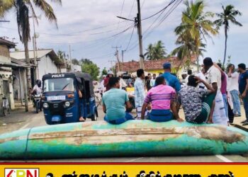 சாய்ந்தமருது மீனவர்கள் படகுகளுடன் வீதி மறியல் போராட்டம்