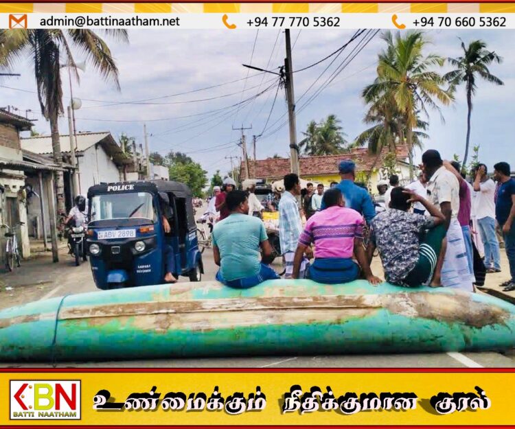 சாய்ந்தமருது மீனவர்கள் படகுகளுடன் வீதி மறியல் போராட்டம்