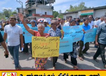 நோர்வூட்டில் கருப்புக் கொடிப் போராட்டம்; புதிய மதுபானசாலைக்கு எதிராக மக்கள் வீதியில் இறங்கினர்